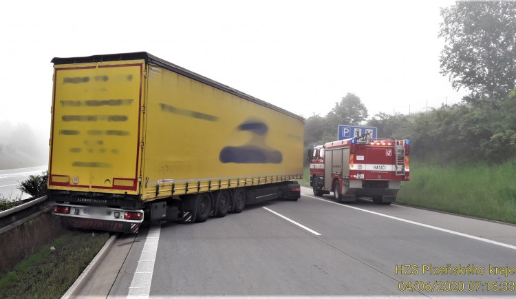 Dálnici D5 ochromila kolize kamionu, řidič za jízdy zkolaboval a na místě zemřel