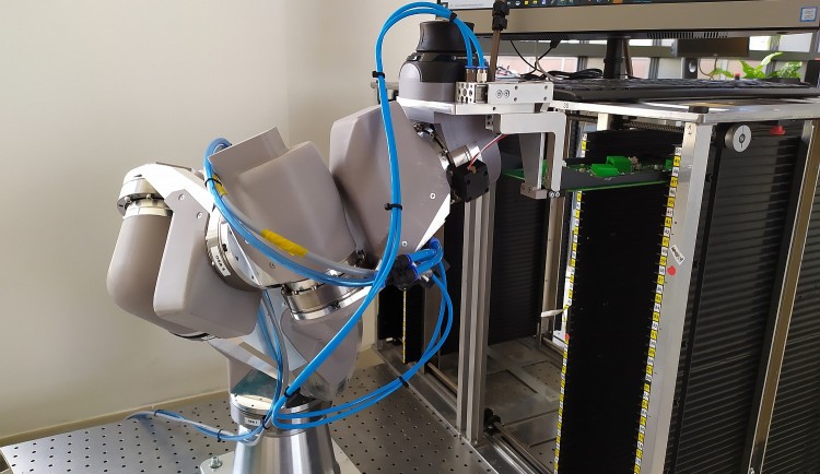 Robot při vyzvedávání elektroniky ze zásobníku