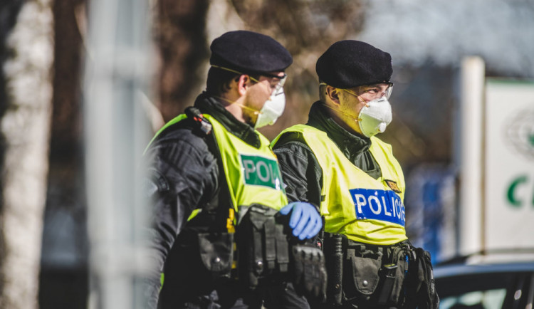 Cestování do Rakouska a Maďarska bude od poledne bez omezení. Při cestě z Německa už nebude povinný test na covid-19