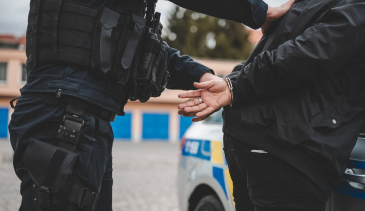 Policisté dopadli dva dealery pervitinu, drogou zásobovali klienty na Domažlicku