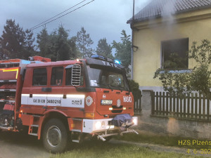 požár rodinného domu v Plzni na Bílé Hoře