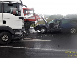 Řidič (81) nákladního automobilu nedal přednost v jízdě a způsobil těžkou nehodu