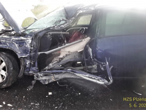 Řidič (81) nákladního automobilu nedal přednost v jízdě a způsobil těžkou nehodu