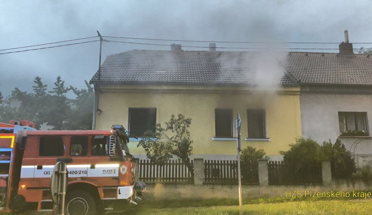 požár rodinného domu v Plzni na Bílé Hoře