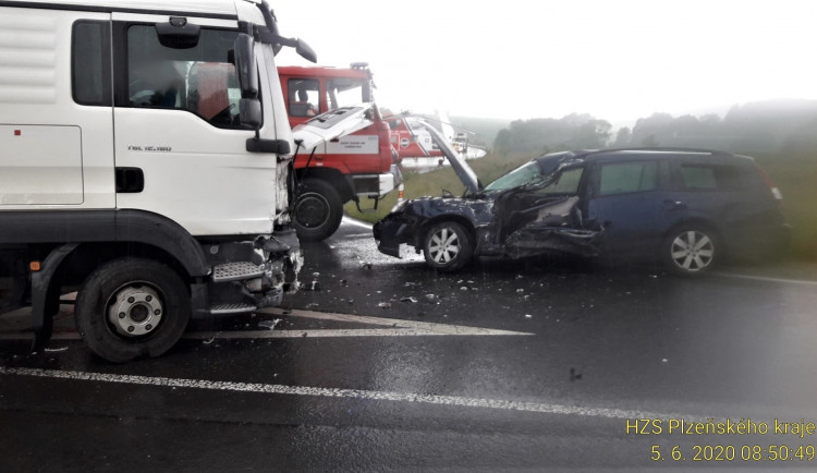 Řidič (81) nákladního automobilu nedal přednost a způsobil těžkou nehodu