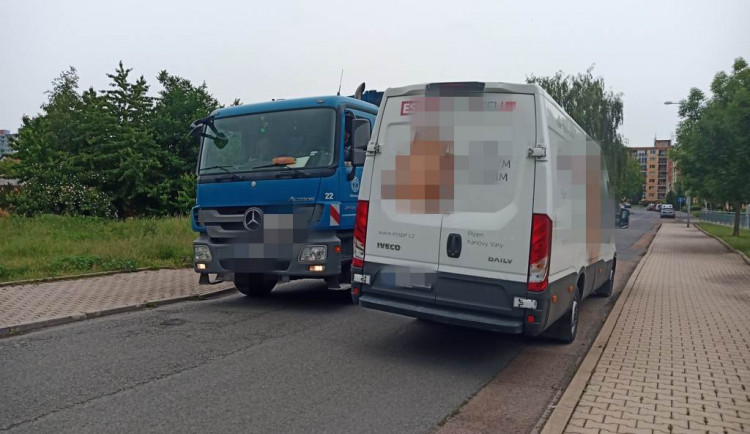 Vybodovaný motorista parkoval kde neměl, dohnala jej spravedlnost