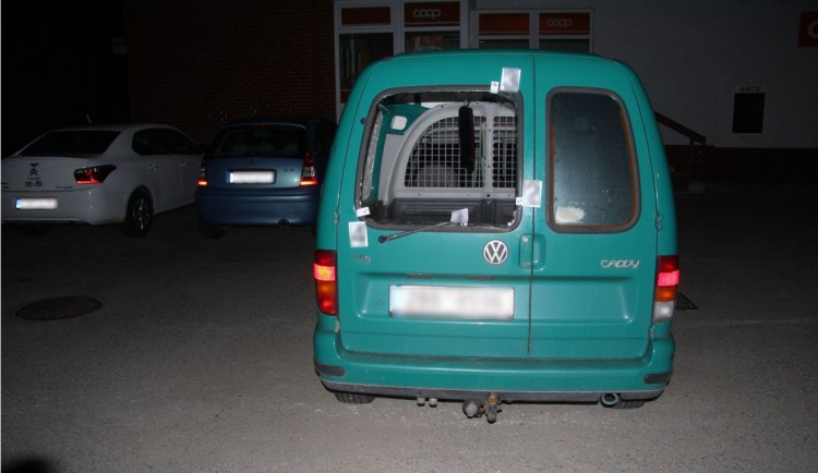 Sousedka venčící psa vyrušila v noci zloděje, který vykrádal auto