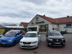 Před supermarkety ve Furthu parkovaly jen německé vozy