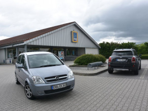 Před supermarkety ve Furthu parkovaly jen německé vozy