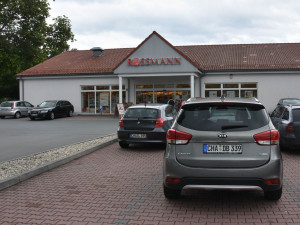 Před supermarkety ve Furthu parkovaly jen německé vozy