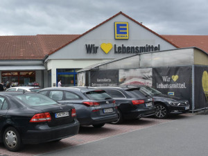 Před supermarkety ve Furthu parkovaly jen německé vozy