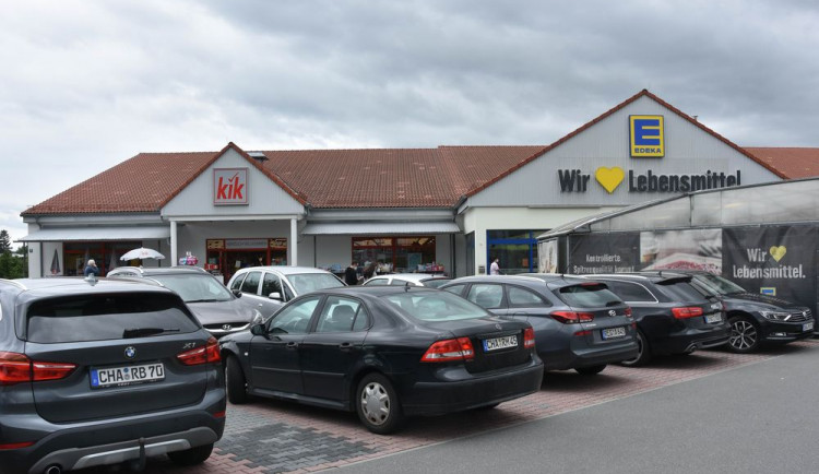 Před supermarkety ve Furthu parkovaly jen německé vozy