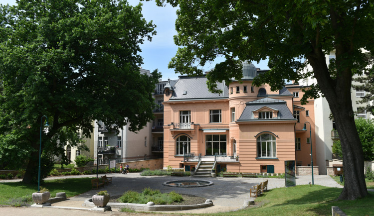 Dvě slavné brněnské vily opět spojeny. Na jednu vstupenku návštěvník projde obě zahrady