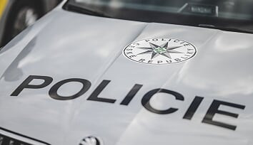 Kriminalisté šetří příčinu úmrtí muže na zastávce v Náchodě