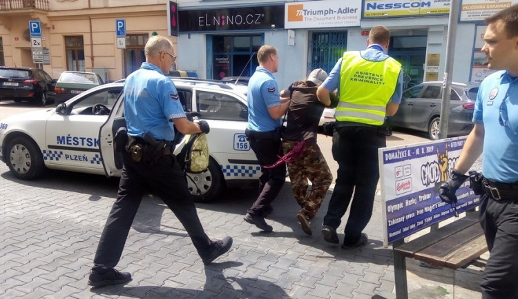 Opilec odmítal opustit autobus, problémy dělal i na zastávce