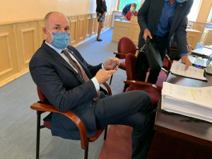 Nově sedí Josef Bernard v poslední řadě mezi zastupiteli kraje