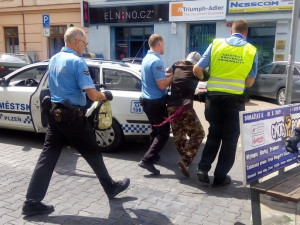 Opilec odmítal opustit autobus, problémy dělal i na zastávce