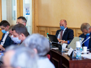 Nově sedí Josef Bernard v poslední řadě mezi zastupiteli kraje