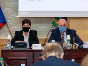 Josef Bernard těsně před svým odvoláním z funkce hejtmana. Vedle sedí náměstkyně Marcela Krejsová (ODS), na kterou přešly pravomoci odvolaného hejtmana