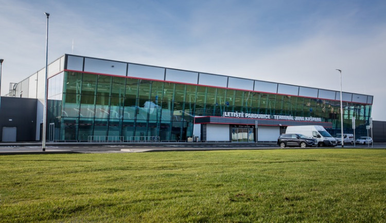 Na dovolenou z letiště v Pardubicích bychom mohli už v létě
