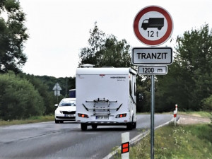 Tranzitní dopravu nad 12 tun omezil Plzeňský kraj na své silnici vedoucí z Plzně do Nýřan
