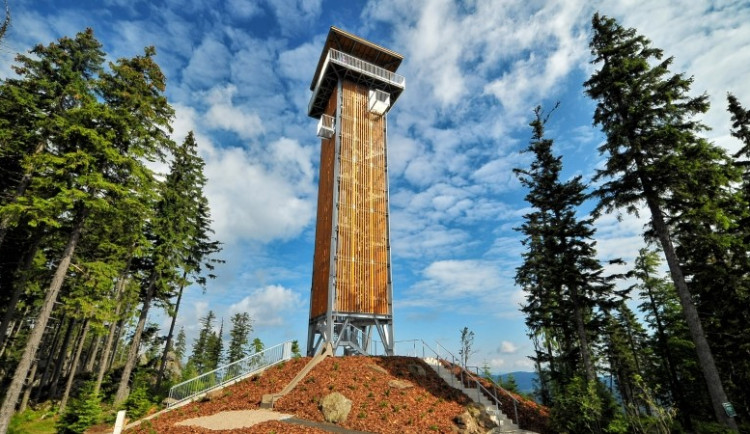 Rozhledna na Špičáku je nově se vstupným, návštěvníci mají nahoře zdarma k dispozici dva výkonné dalekohledy