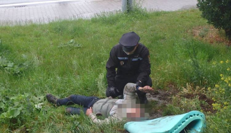 Dramatický vývoj běžné kontroly, bezdomovec dostal epileptický záchvat