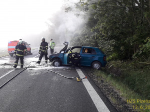 Automobil na Domažlicku začal po nehodě hořet