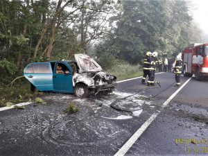 Automobil na Domažlicku začal po nehodě hořet