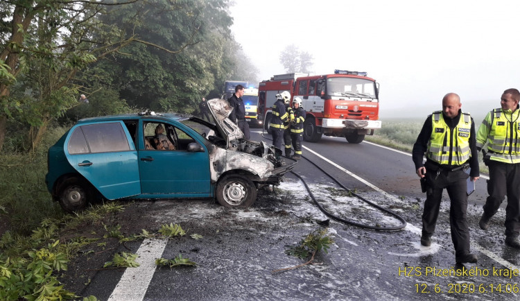 Automobil na Domažlicku začal po nehodě hořet