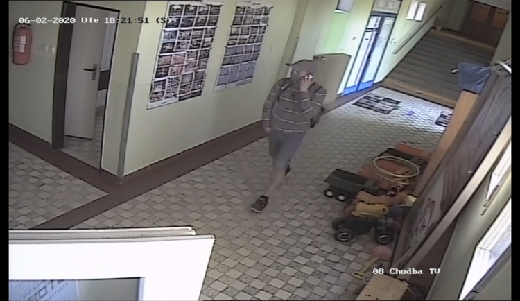 Na školách řádí zloděj, vybírá si šatny odkud si už odnesl peněženky a mobily