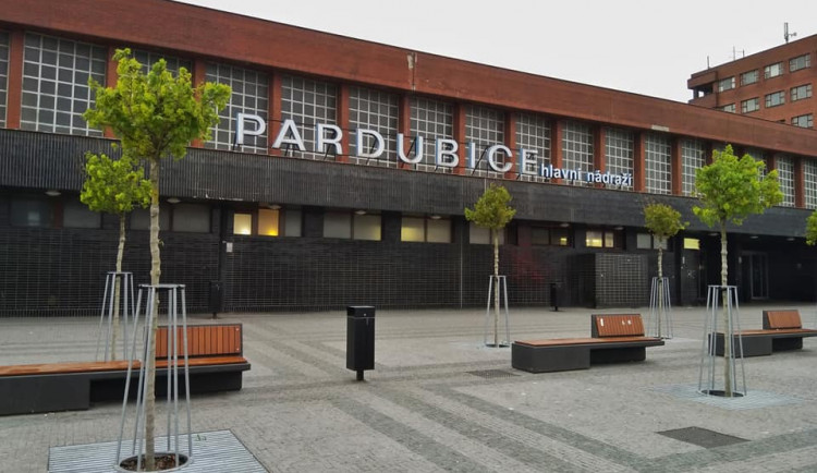 Do Pardubic dorazil vlak s ochrannými pomůckami z Číny, dnes se rozvezou do skladu v Opočínku