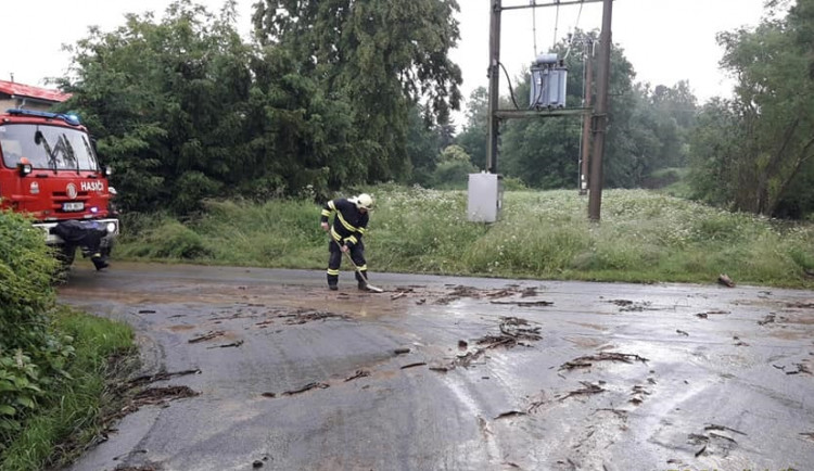 Lijáky se přehnaly i Plzeňským krajem, voda zatopila domy a silnice