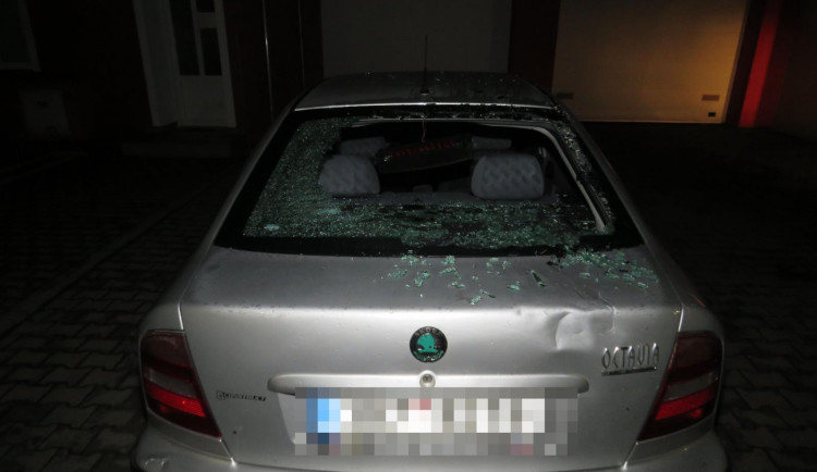 Neznámý cyklista nabořil zaparkované auto a hlavou prorazil zadní okno, pátrají po něm policisté