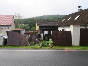 Řidička se lekla psa přebíhajícího přes vozovku, zdemolovala plot i studnu