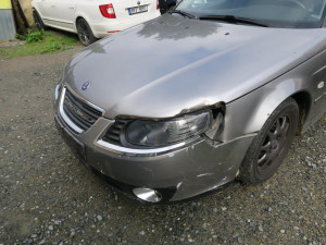 Řidička se lekla psa přebíhajícího přes vozovku, zdemolovala plot i studnu