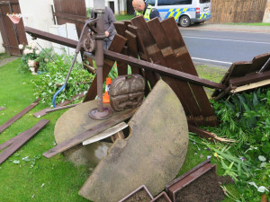 Řidička se lekla psa přebíhajícího přes vozovku, zdemolovala plot i studnu