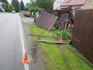 Řidička se lekla psa přebíhajícího přes vozovku, zdemolovala plot i studnu