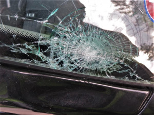 Takto vypadalo po střetu čelní sklo automobilu