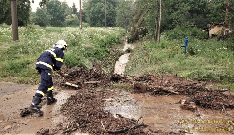 Hasiči odstraňují následky přívalových lijáků