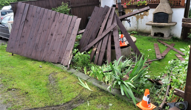 Řidička při nehodě zničila plot i studnu