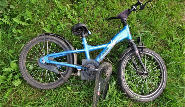 Chlapeček vjel před auto na tomto kole