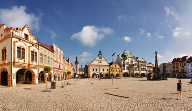 Dvůr Králové sníží nájmy podnikatelům a odpustí poplatky