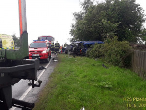 Při srážce dodávky s kamionem se zranilo sedm lidí, jedna spolujezdkyně nepřežila