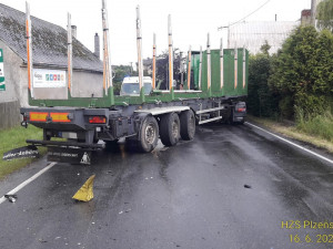 Při srážce dodávky s kamionem se zranilo sedm lidí, jedna spolujezdkyně nepřežila