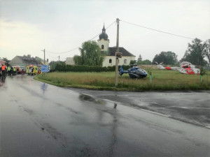 Při srážce dodávky s kamionem se zranilo sedm lidí, jedna spolujezdkyně nepřežila