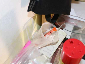 Vařili pervitin v maskovaném karavanu, jeden z dealerů se pak pokoušel ujet na traktoru