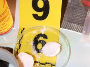 Vařili pervitin v maskovaném karavanu, jeden z dealerů se pak pokoušel ujet na traktoru