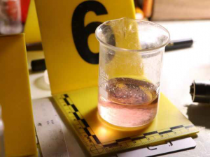 Vařili pervitin v maskovaném karavanu, jeden z dealerů se pak pokoušel ujet na traktoru