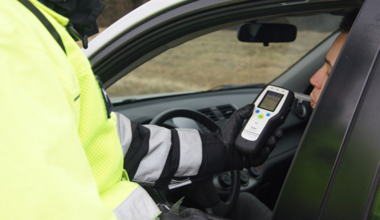 Drogy a alkohol za volantem opět v hlavní roli. Hned tři řidiči na Trutnovsku takto riskovali